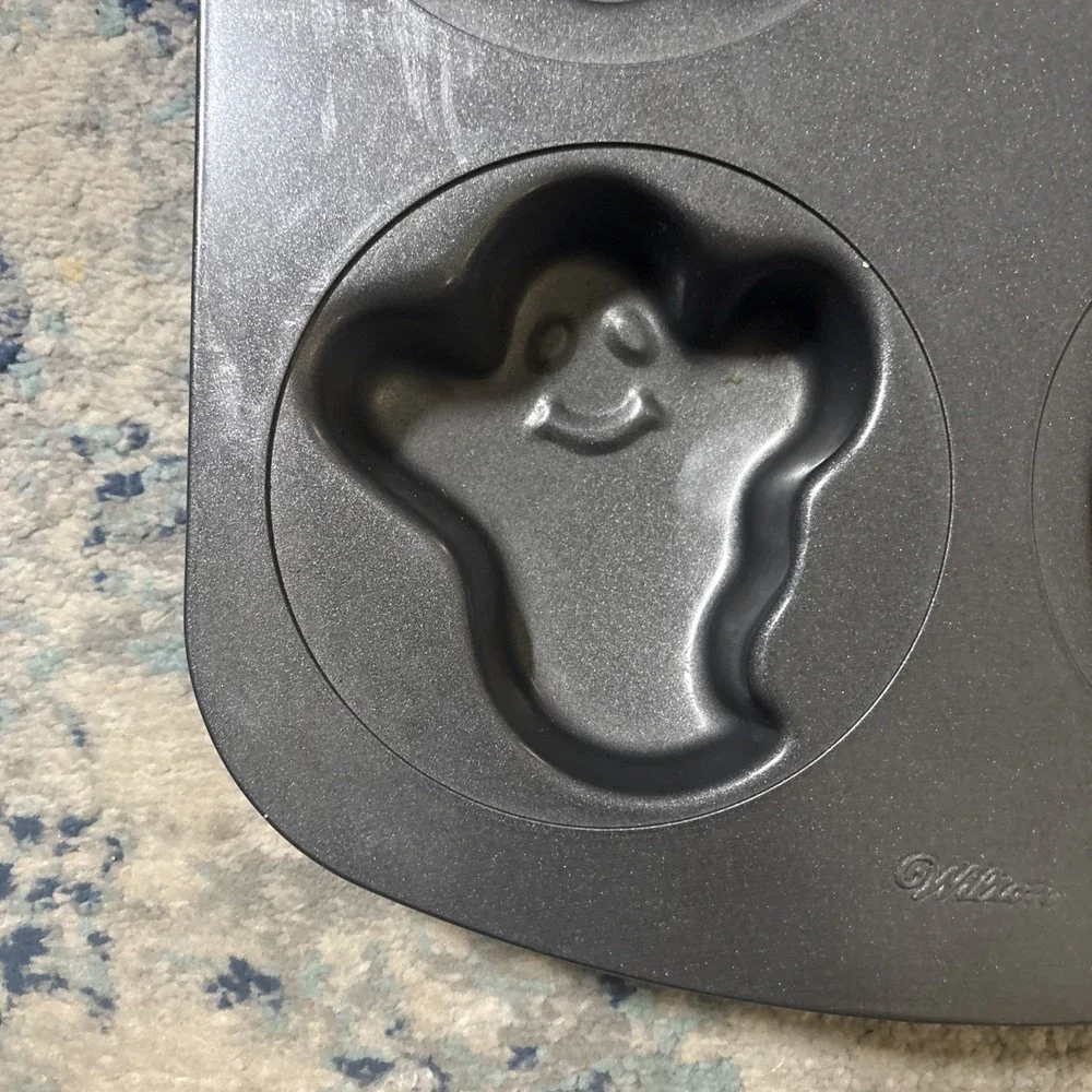 Wilton Halloween Non-Stick Cupcake Pan, Ghosts & Jack o' Lanterns EUC Fun